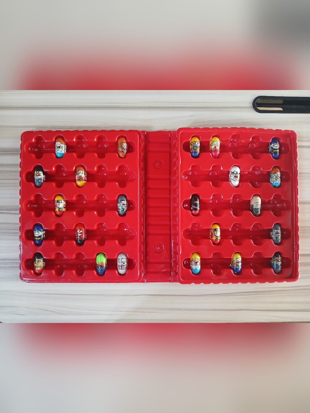 Mighty Beanz Mixed Lot with 23 Beanz in Red Collector Case